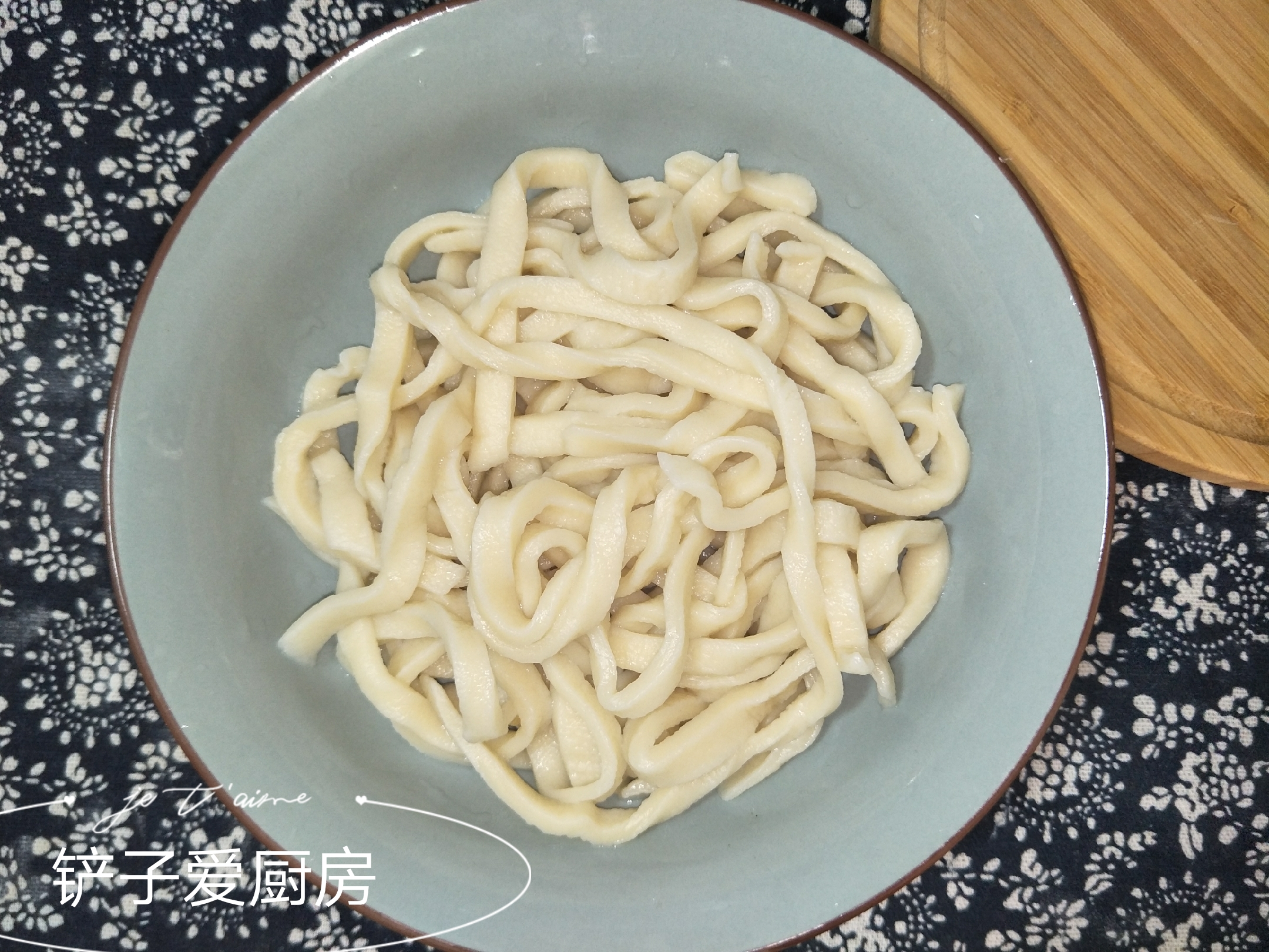 如何做手擀面筋道,擀面筋道的做法