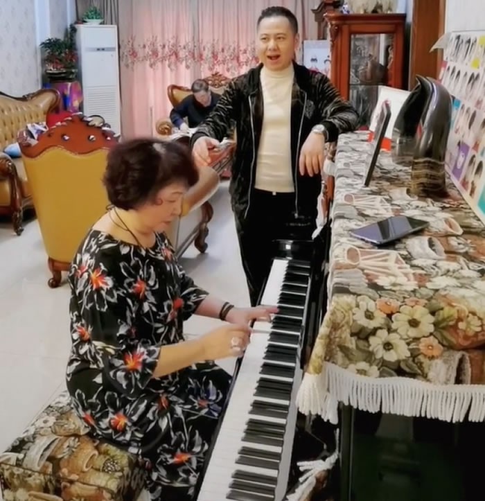 60岁盛海琳高龄产妇生下双胞胎,60岁生双胞胎的盛海琳丈夫离世