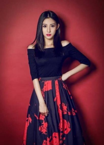 她是央视最美足球主播，因泳裤掉落意外走红，26岁事业有成仍单身