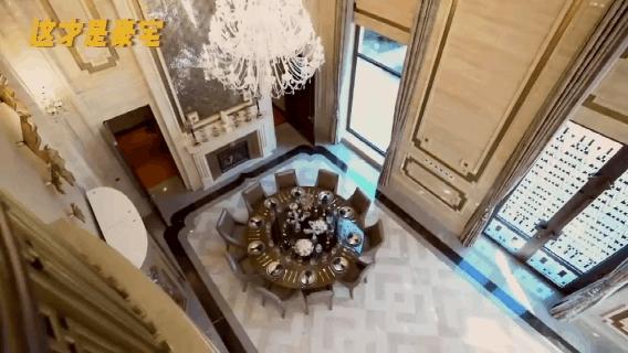 首都土豪家里的酒窖可以存2000瓶红酒，17米吊灯洗一次要花100000