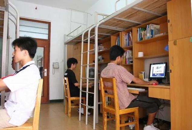 大学宿舍的5种规格，单人间规格高，配置好，你的宿舍属于哪种？