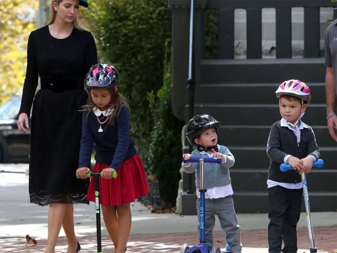 伊万卡单手抱孩子视频,伊万卡带娃视频