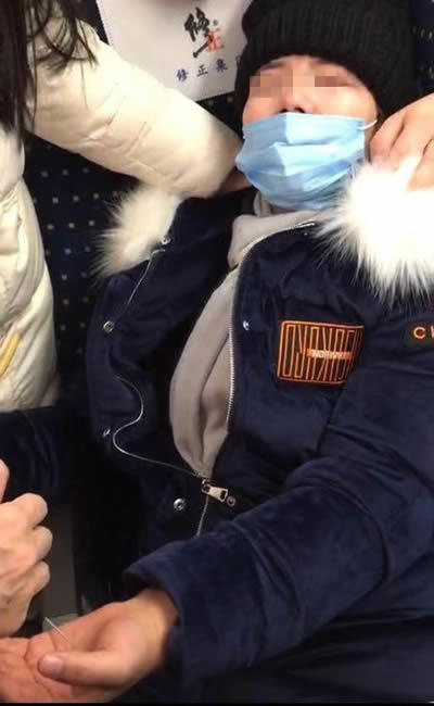 高铁女乘务员昏倒乘客针灸,女乘客车上昏迷针灸抢救