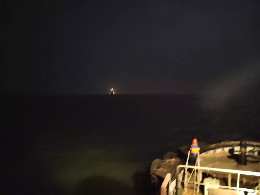 某货轮在航行途中不慎发生触礁,一船航行突发事件