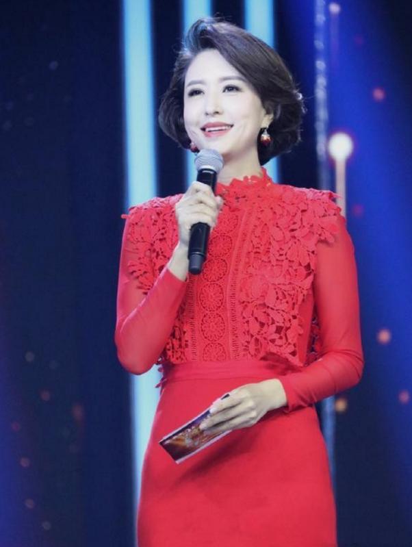 张蕾气质好又会穿,张蕾穿同款藏青色风衣