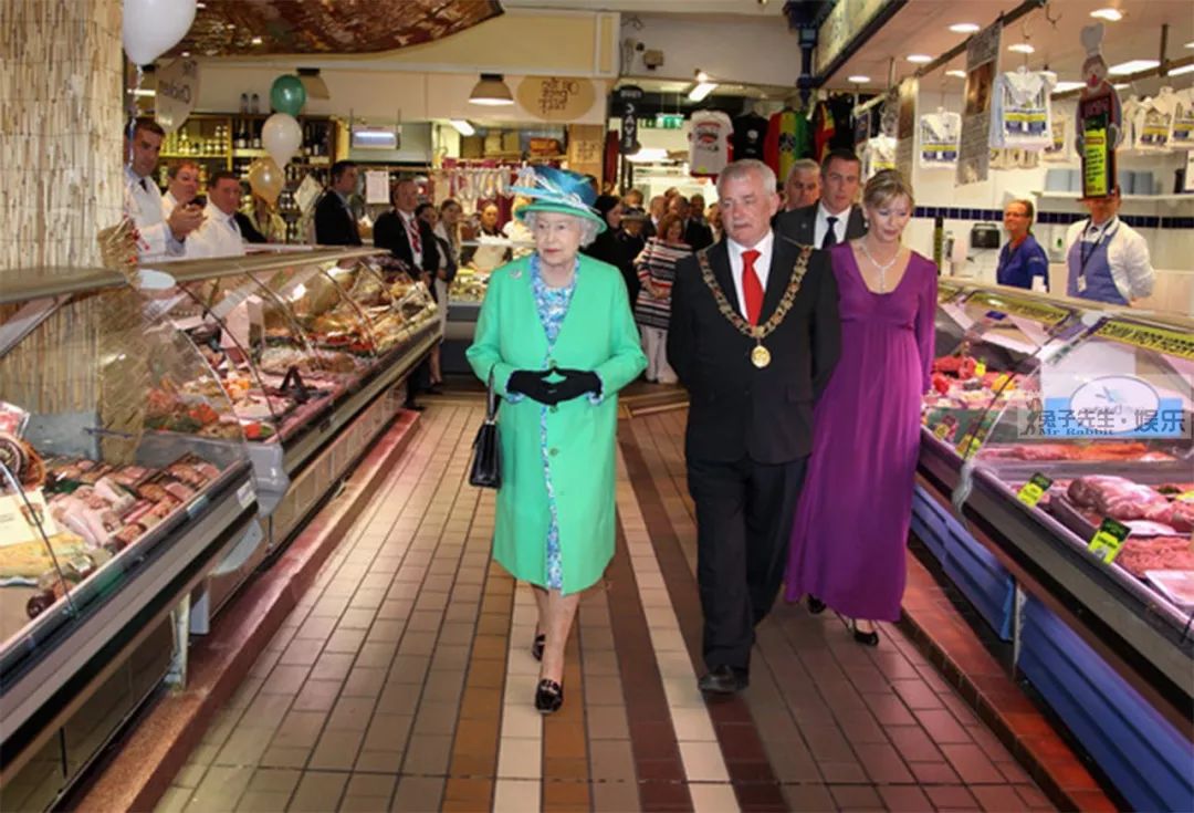 91岁英女王挎小包逛菜市场，表情搞笑展露“吃货”本色，好可爱
