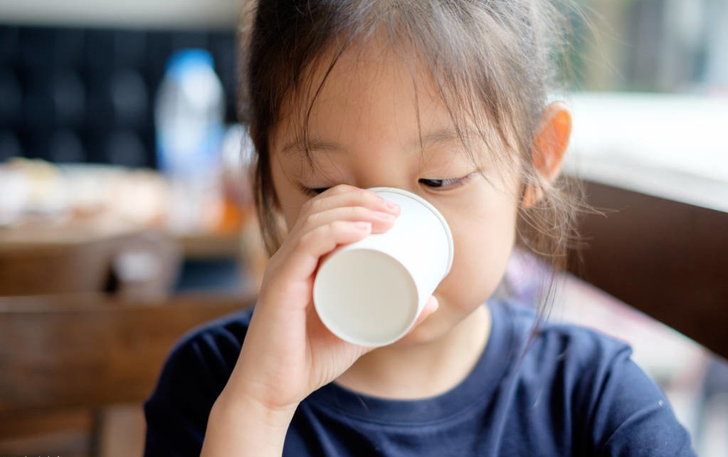 小孩不喝水可以喝什么饮料代替,小孩爱喝饮料用什么代替饮料好