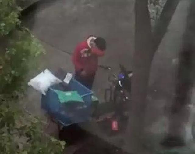 厕所拉屎被人把手机抢走了！你会怎么做？