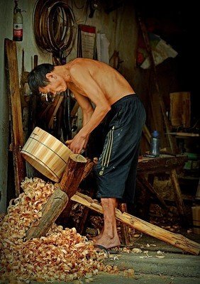 老行当箍桶匠图片,箍桶消失的老人