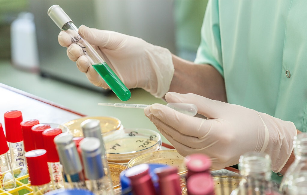 吃别嘌醇降尿酸期间引起痛风,吃别嘌醇尿酸再下降了痛风还发作