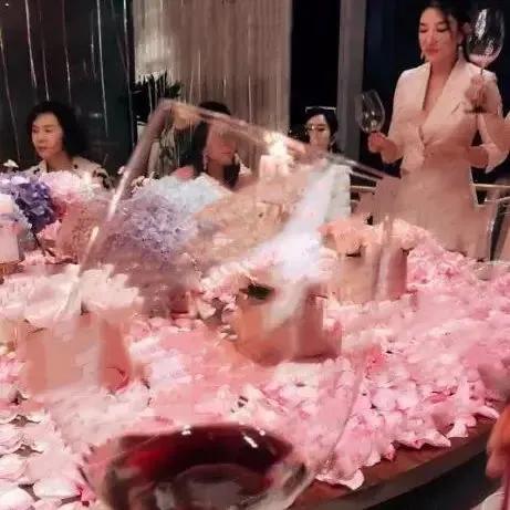 黄奕颜值天花板时刻,黄奕被嘲脸肿不像样