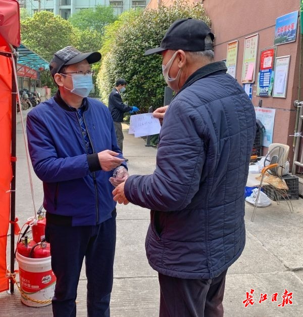 严控疫情扫码测温出站,扫码测温等管控措施落实