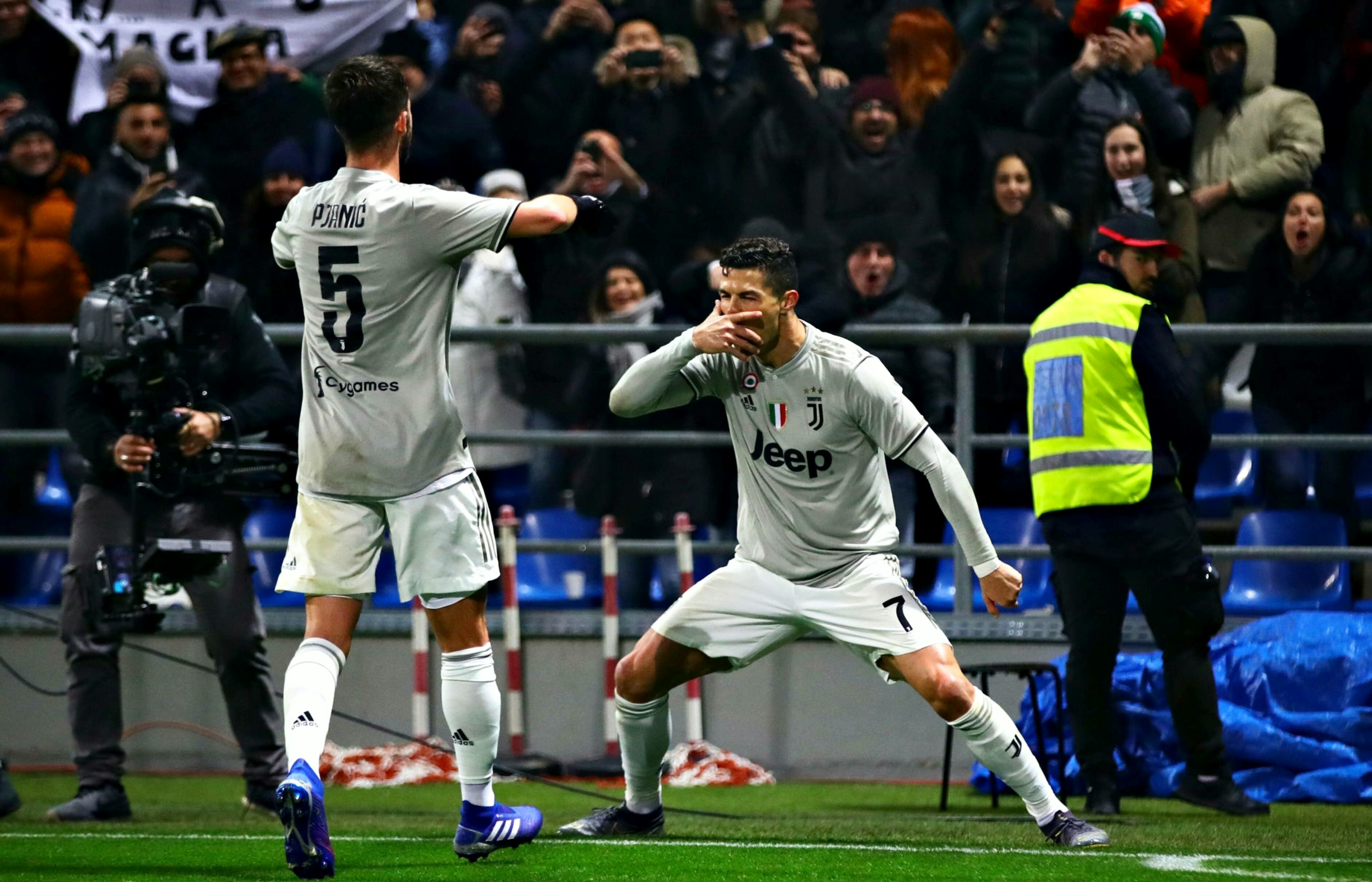 c罗踢足球爆笑视频笑得吐血,c罗哭笑不得视频