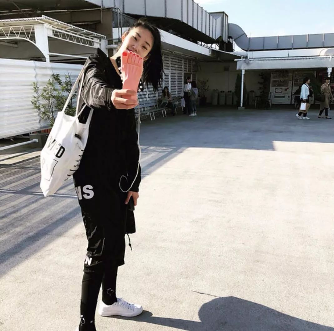 吐槽那些没用的沙雕手机壳 (什么手机壳最沙雕)