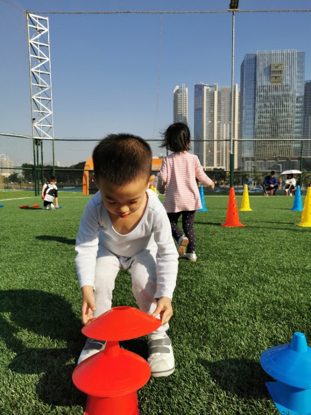 足球运动对少年儿童成长的好处,足球运动对幼儿身心发展的益处