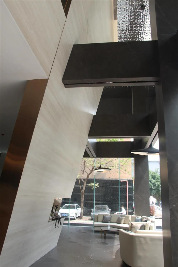 最具建筑感总部展厅亮相！华岩品致打造“百店百面”赋能“牛商”