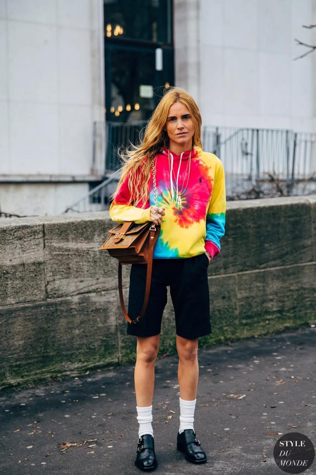 别再露脚踝了今年流行袜子外穿,露脚踝已经过时了