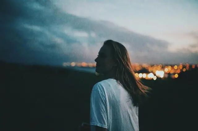 逼着自己离开爱的女人,逼着自己放弃感情的女人