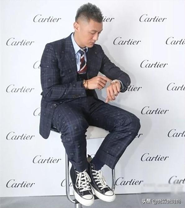 当“西服”邂逅了“匡威”，严肃的西服就会轻松驾驭，天作之合