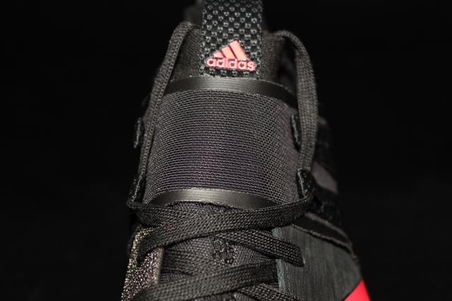 穿上就不想再脱的Q弹，阿迪达斯羽毛球鞋评测