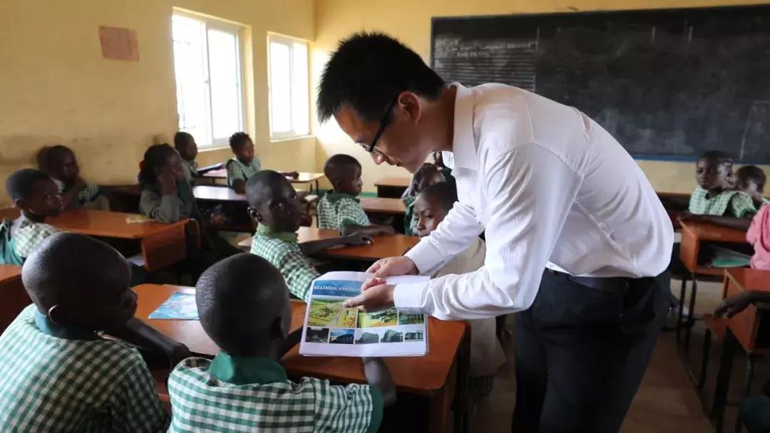 河南小伙被封非洲酋长：别人最关心“能娶几个媳妇”