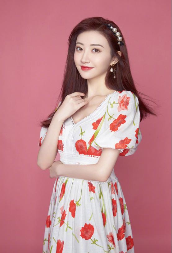 什么颜色的奶茶色好看又显白,染什么颜色显白减龄奶茶色