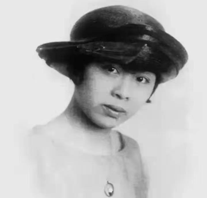 张幼仪自传小脚和西服的故事,张幼仪的小脚与西服