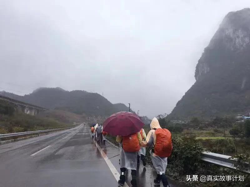 两个盲人去看草莓音乐节的经历:拿着盲杖在人群中POGO,向往自由