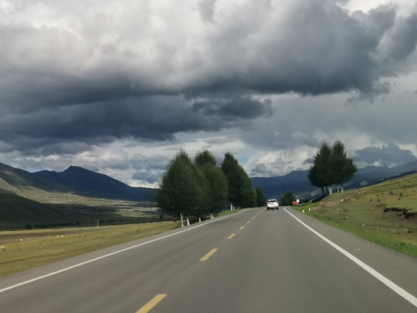 雅江到稻城香格里拉镇多少公里,理塘到稻城香格里拉镇