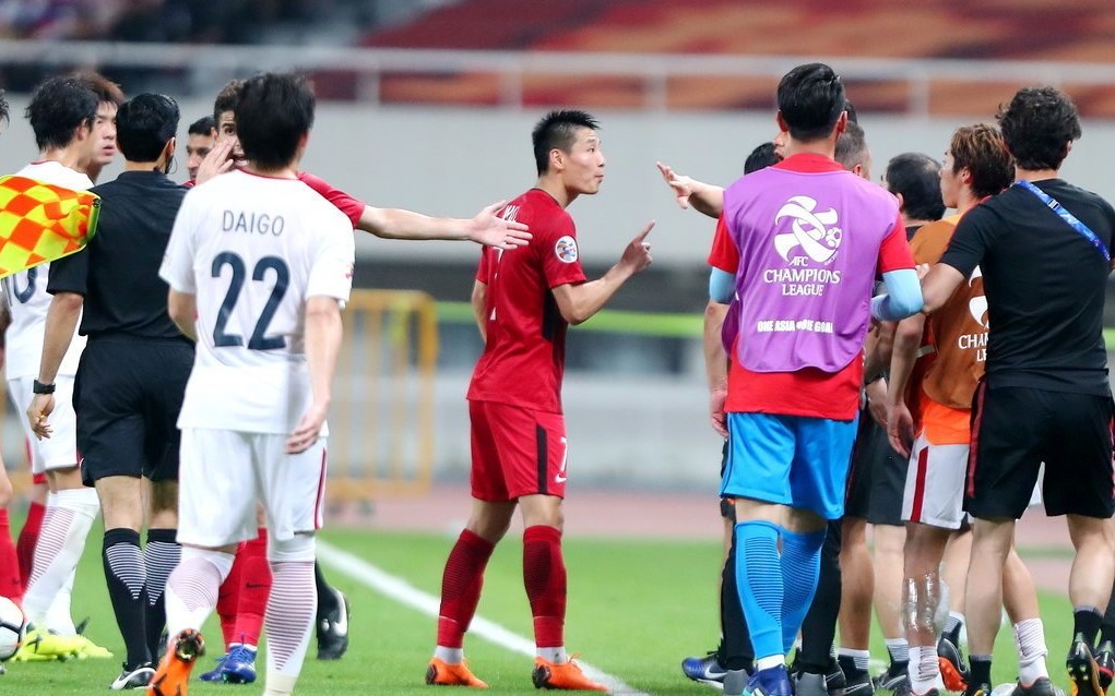 2008年东亚杯李玮峰锁喉日本队长,国足日本李玮锋锁喉