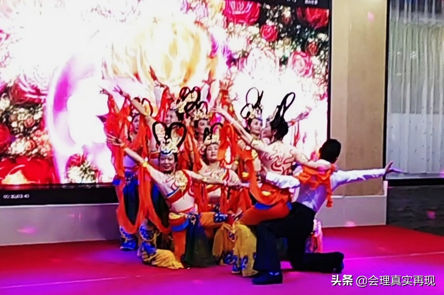 四川会理几百人涌向龙腾小区，小区人真好奇，到底发生啥事了？