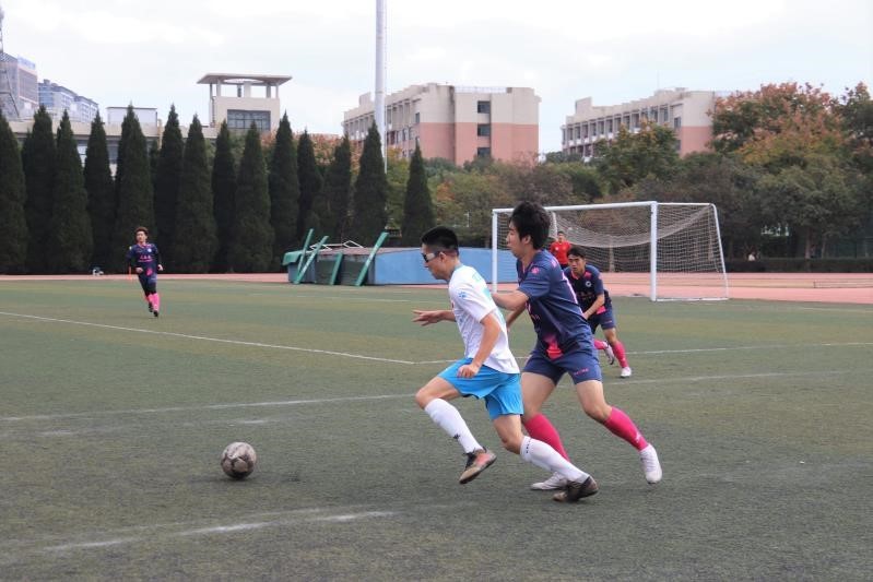 首冠！学校男子足球队的球场故事