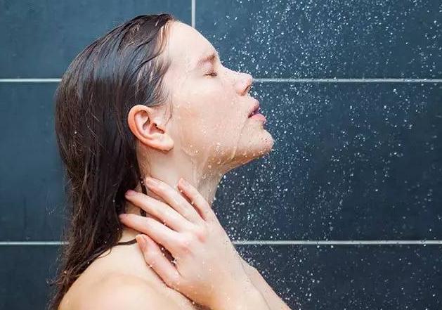 炎炎酷暑“不好过”，准妈妈需注意4件事，才能舒适又安全