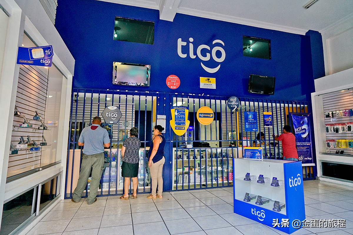 这里的肯德基加装防暴钢窗，保安用AK-47看店，此时此刻就在美洲