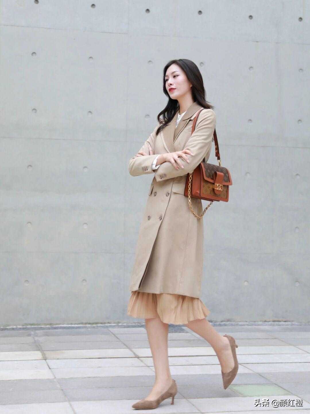 驼色长款冬季风衣的最佳搭配,秋天穿不厌的风衣驼色款更经典