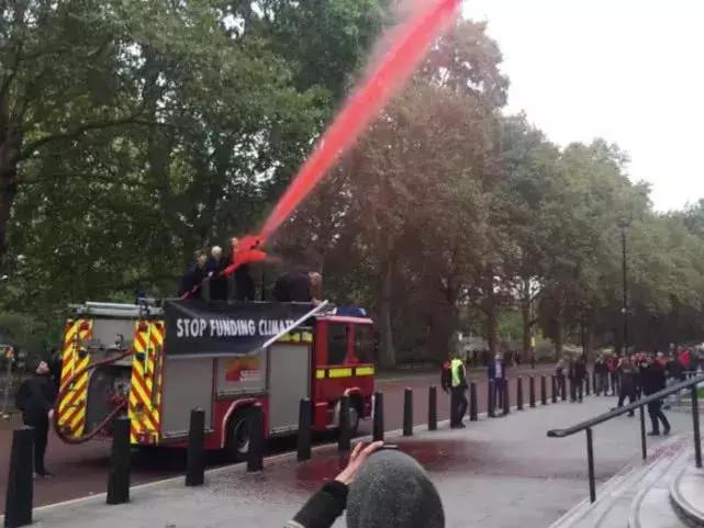 伦敦大混乱！*威示**者“血染”财政部，躺尸唐宁街，这是要上天？