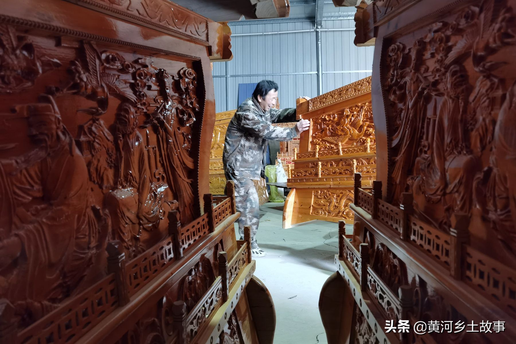 山西大哥做棺材视频,农村小伙做棺材