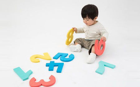 两岁宝宝是去托班好还是找保姆好,两岁的孩子当保姆怎么做才好