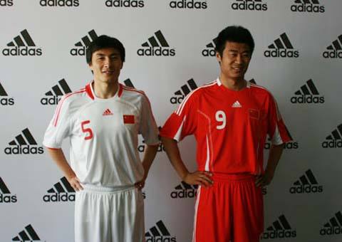 一件有趣的事踢足球鞋子踢掉了,一件有趣的事打篮球作文