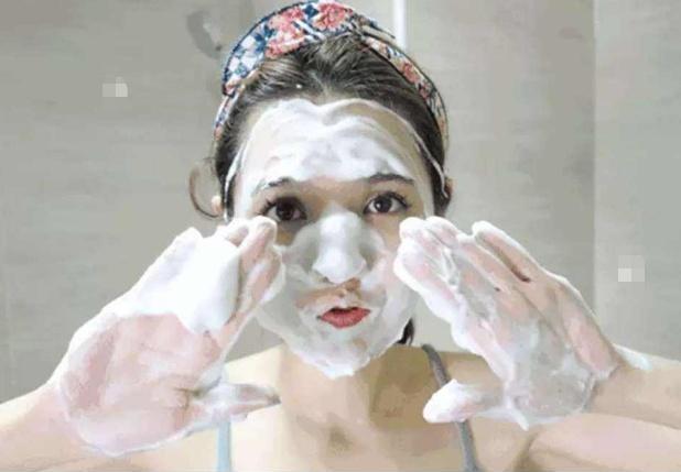 毛孔粗大像橘皮一样怎么办,毛孔粗大人显老