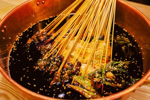 这家国潮网红串串落地襄阳啦，你只管拿串不用涮可以直接开吃