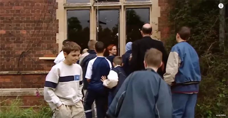 没有大人管的小孩子,没有大人管的孩子