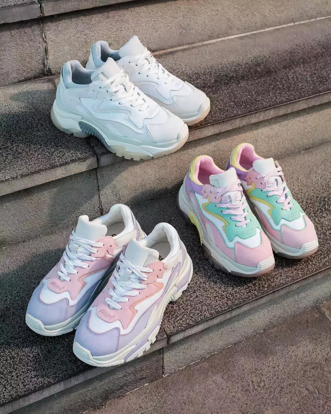 天气回暖怎么穿?裙子+运动鞋是时尚人群中热度最高的搭配法则