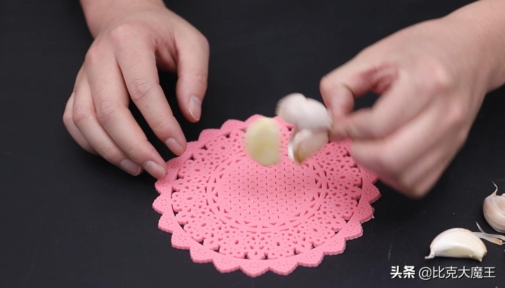 剥大蒜还有简单技巧，只需轻轻一搓，大蒜皮自动脱落，太方便了