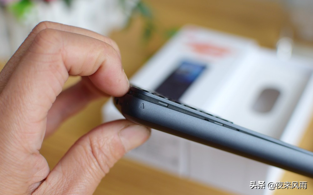 多亲AI电话QF9：年轻人第一台老年机，老年人第一台智能机