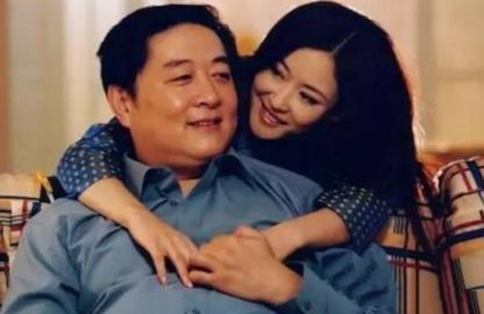 58岁刘斌近照曝光，结婚3次妻子都小十多岁，6岁女儿似孙女爱撒娇