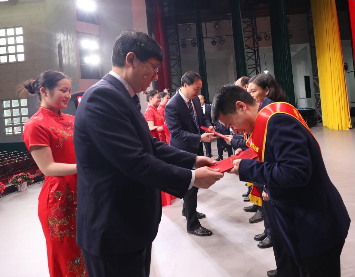 一天十几台手术23个病人出院,医生一天11台手术