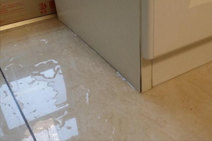 地板砖渗漏怎么修,地板砖漏水修复方法视频