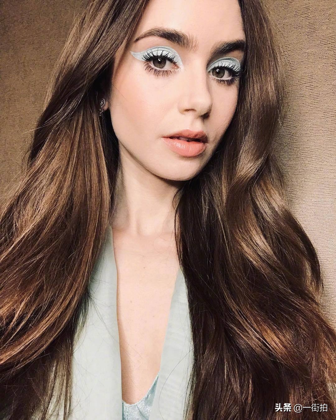 “颜王”Lily一袭露肩裙美成“花瓶”，网友：连发丝都美的真仙女