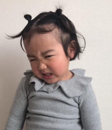 晒女儿搞怪丑萌照,亲妈狂晒女儿丑照